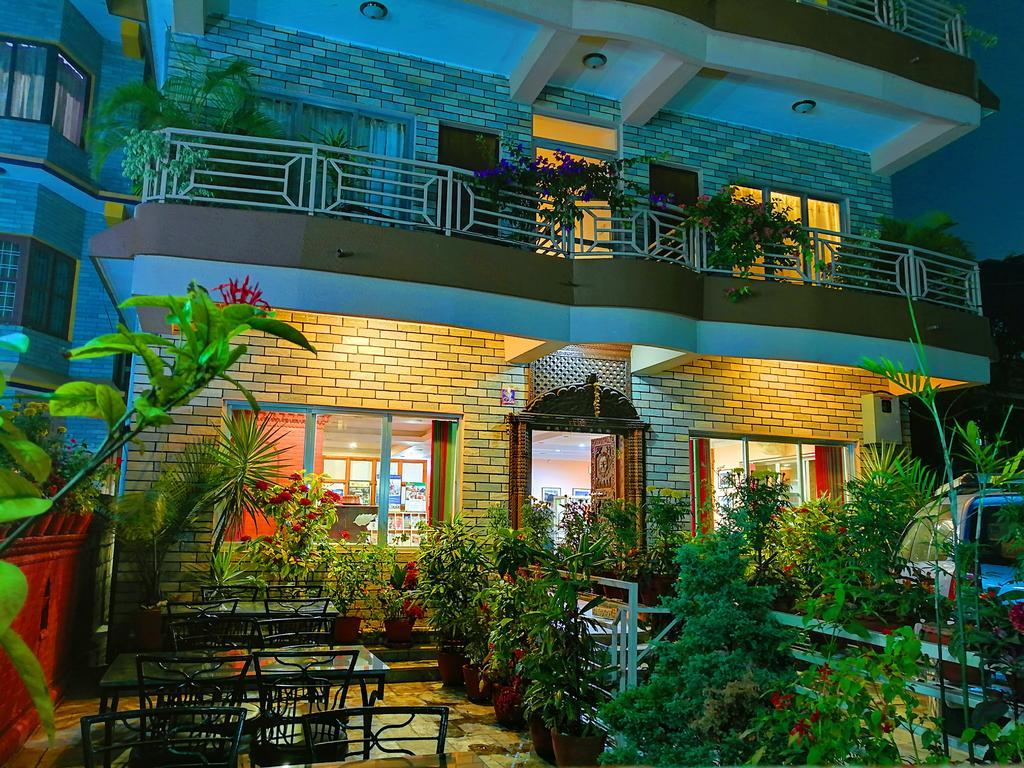 Hotel Center Lake Покхара Экстерьер фото